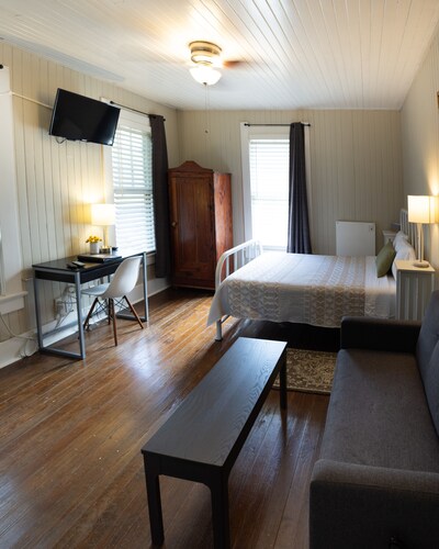Pool Cottage in Historic Old Town Beaumont