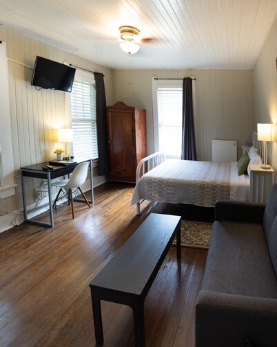 Pool Cottage in Historic Old Town Beaumont