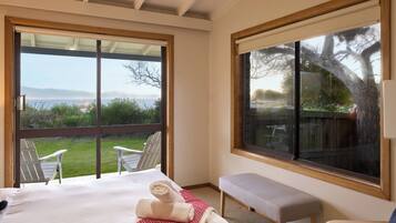 3 bedrooms, bed sheets