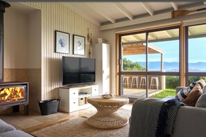 Smart TV, books - Waubs Beach Cottage - Freycinet Holiday Houses (Glamorgan-Spring Bay)