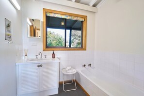 Towels - Waubs Beach Cottage - Freycinet Holiday Houses (Glamorgan-Spring Bay)