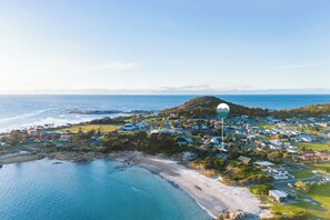 Beach - Waubs Beach Cottage - Freycinet Holiday Houses (Glamorgan-Spring Bay)