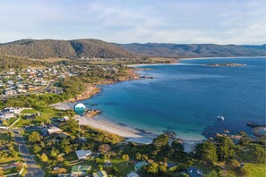 Beach - Waubs Beach Cottage - Freycinet Holiday Houses (Glamorgan-Spring Bay)
