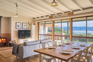 Dining - Waubs Beach Cottage - Freycinet Holiday Houses (Glamorgan-Spring Bay)