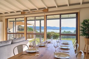 Dining - Waubs Beach Cottage - Freycinet Holiday Houses (Glamorgan-Spring Bay)