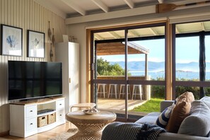 Smart TV, books - Waubs Beach Cottage - Freycinet Holiday Houses (Glamorgan-Spring Bay)