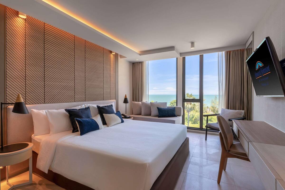 Minibar, in-room safe, desk, free cots/infant beds