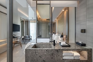 Chambre Supérieure, 1 très grand lit | Salle de bain | Douche, douche à « effet pluie », articles de toilette gratuits