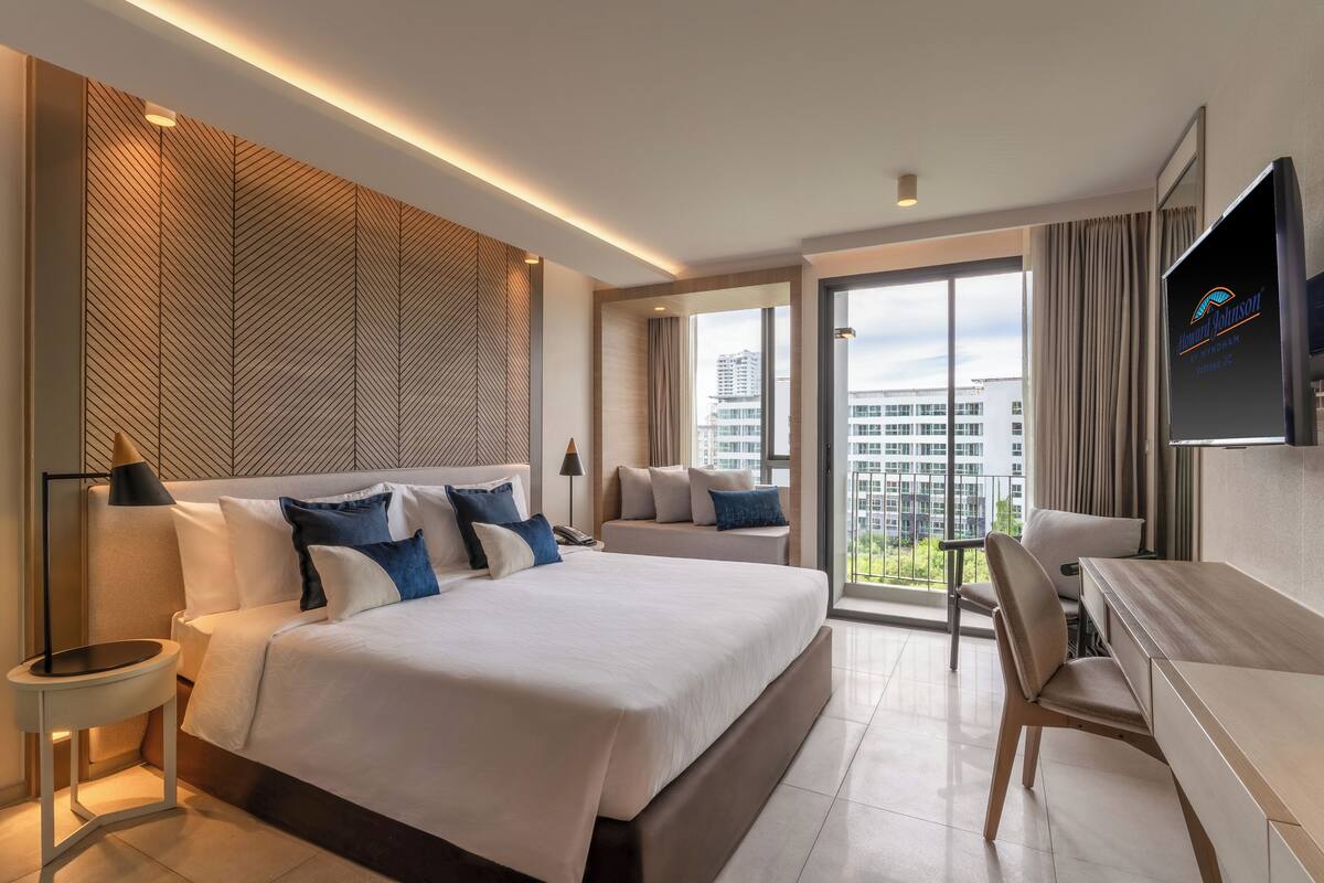 Minibar, in-room safe, desk, free cots/infant beds