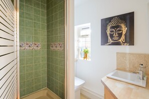 Douche, sèche-cheveux, serviettes fournies