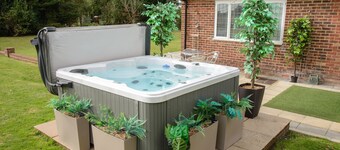 Deluxe 1 Bed Versace HotTub SkyTV