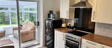 Køleskab, mikrobølgeovn, ovn, kogeplade