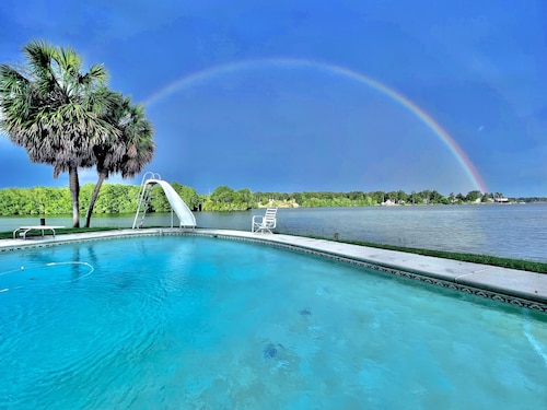 Lake Life Tiny House located on top of the water - Pool - 3 Kayaks - Beautiful!