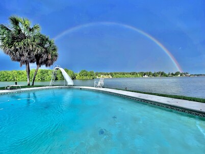 Lake Life Tiny House located on top of the water - Pool - 3 Kayaks - Beautiful!