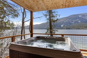 Tina de hidromasaje al aire libre