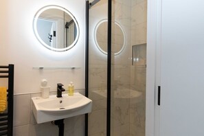 Shower, hair dryer, towels - Elegant studio in New Malden (London)