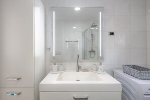 Douche, sèche-cheveux, bidet, serviettes fournies