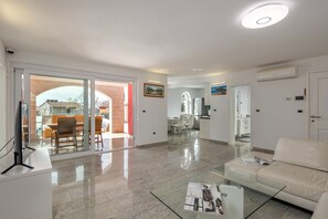 TV - Apartment Ayni With Private Pool, Umag, Croatia (Umag)
