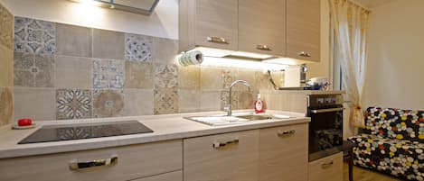 Kühlschrank, Ofen, Herdplatte, Geschirrspüler