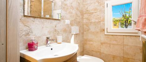 تجهيزات دش، مجففات شعر، مراحيض شطف، مناشف