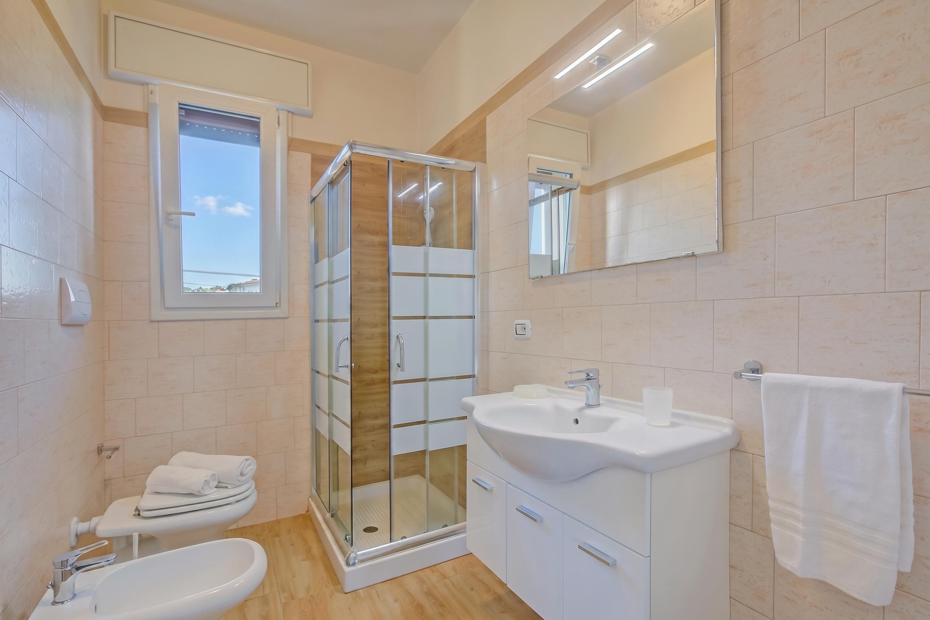 Dusche, Haartrockner, Bidet, Handtücher