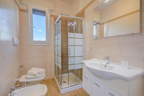 Douche, sèche-cheveux, bidet, serviettes fournies