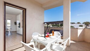 Outdoor dining - Le Bianche Apt 3 - terrace near the Sea, Manduria, Italy (Manduria)