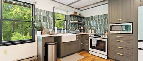 Réfrigérateur, four à micro-ondes, un four, surface de cuisson