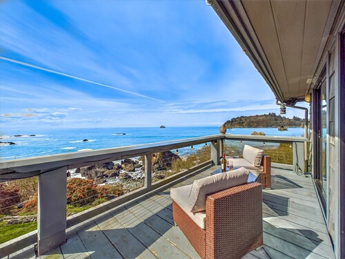 Beachfront home, great for families, ocean access from yard, hot tub
