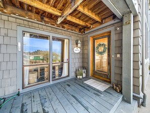 Exterior detail - Beachfront home, great for families, ocean access from yard, hot tub (Trinidad)