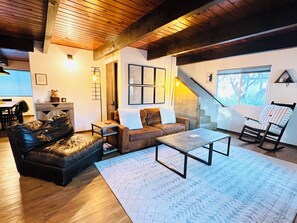 Smart-TV, Kamin, Stereoanlage, Computerbildschirme