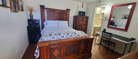 1 bedroom, desk, iron/ironing board, WiFi