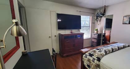 Beautifuuly furnished bedroom / private bath walk in closet. Many amenities
