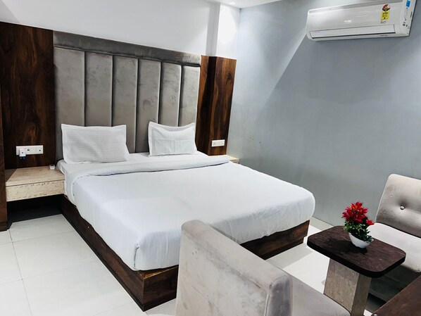 Desk, laptop workspace, iron/ironing board, free WiFi - Hotel The Nilsa (New Delhi)