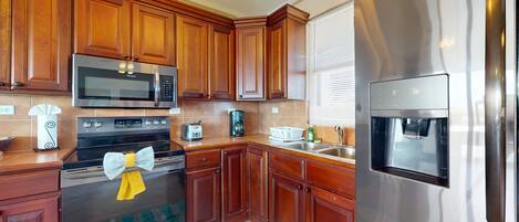 Refrigerador, microondas, horno y parrilla de estufa