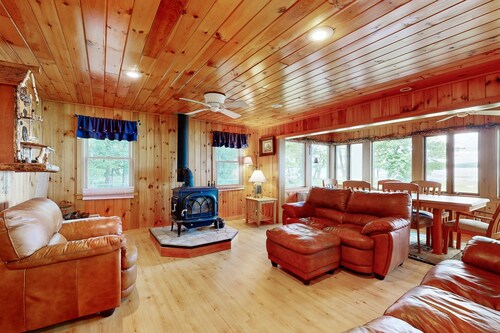 Lakefront cabin on North Pond with private beach