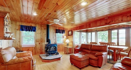 Lakefront cabin on North Pond with private beach