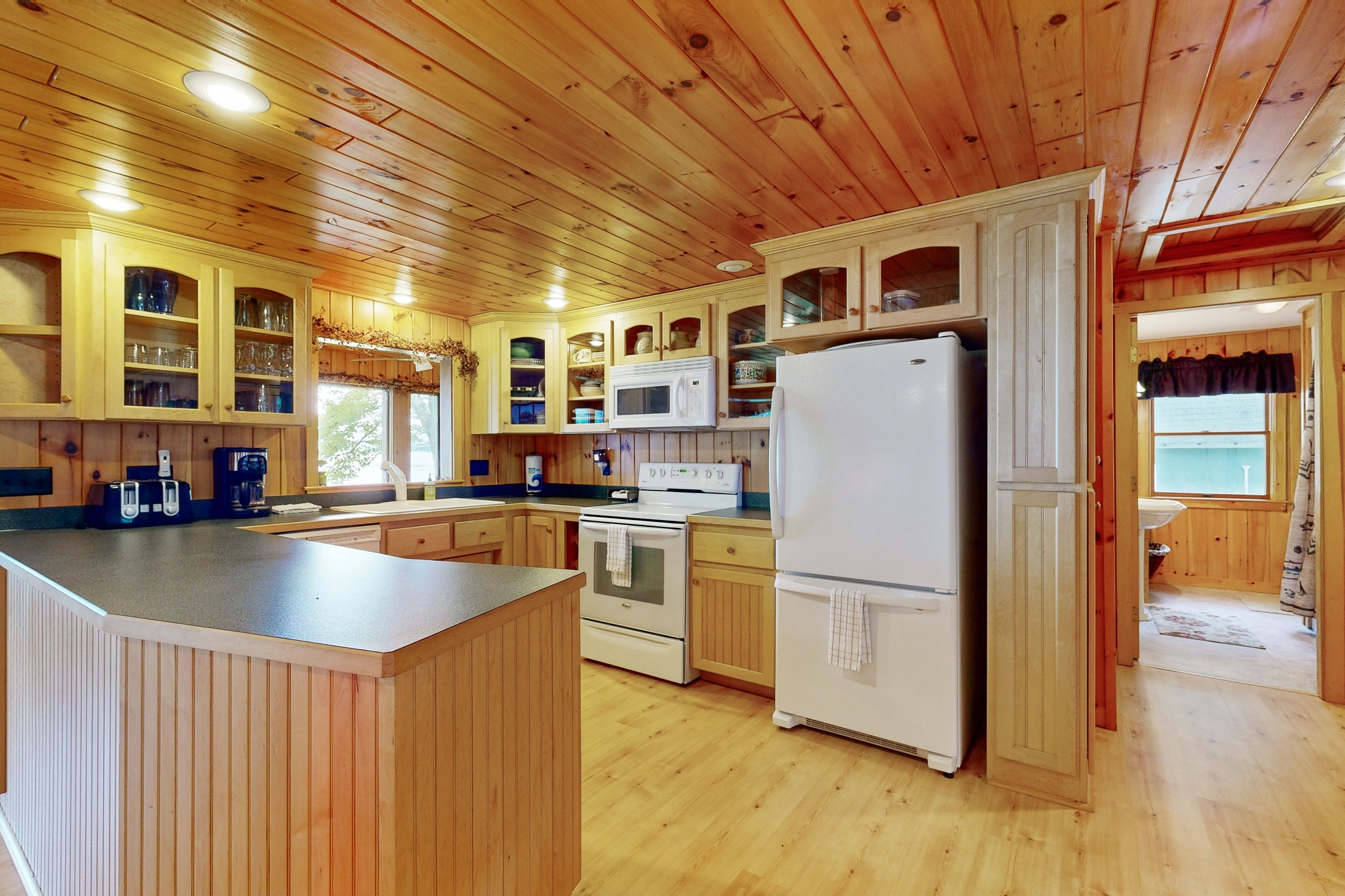 冷蔵庫、電子レンジ、オーブン、コンロ