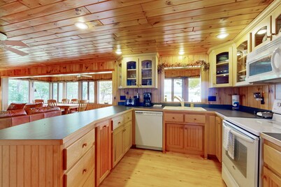 Lakefront cabin on North Pond with private beach