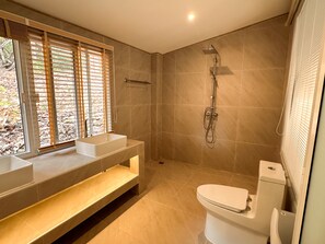 Deluxe-villa - 2 soveværelser - 2 badeværelser - udsigt over resort | Badeværelse | Gratis toiletartikler, hårtørrer, hjemmesko, håndklæder