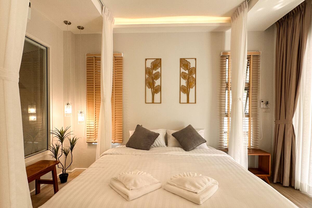 Deluxe Villa, 2 Bedrooms, 2 Bathrooms, Resort View | Peralatan tempat tidur hipoalergenik, bar mini percuma 