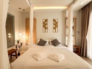 Villa Deluxe, 2 habitaciones, 2 baños, vistas al complejo turístico | Ropa de cama hipoalergénica y minibar con artículos gratuitos