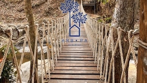 Un ponte sospeso con un logo e la scritta 'ARB.PA Home & Cafe' al centro.