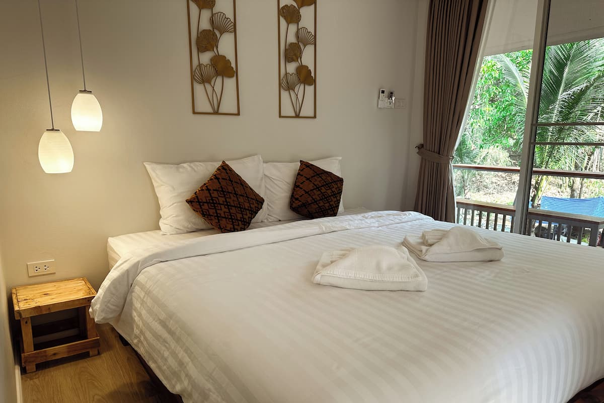 Habitación Deluxe, 1 cama King size | Ropa de cama hipoalergénica y artículos del minibar gratis