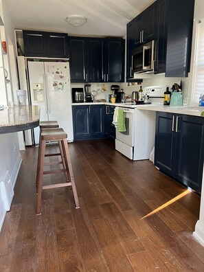 Private kitchen - Cozy house minutes away from the airport & Woodbine racetrack (Toronto)