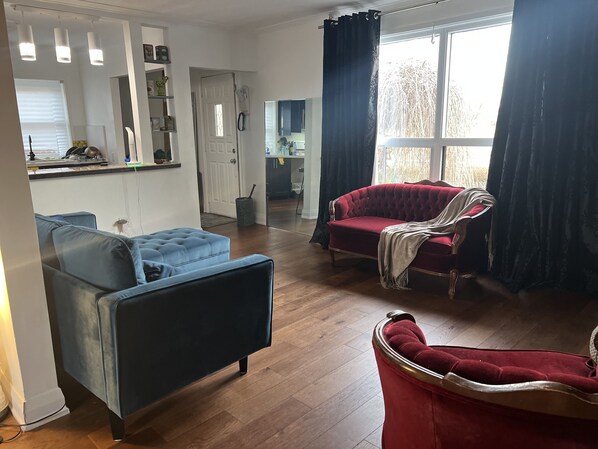 Living area - Cozy house minutes away from the airport & Woodbine racetrack (Toronto)