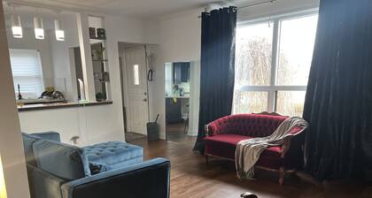 Cozy house minutes away from the airport & Woodbine racetrack