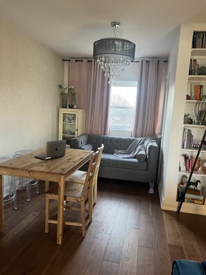 Living area - Cozy house minutes away from the airport & Woodbine racetrack (Toronto)