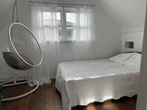 3 bedrooms, iron/ironing board, WiFi, bed sheets - Cozy house minutes away from the airport & Woodbine racetrack (Toronto)