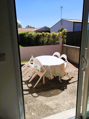 Dining - COLOR BOX near the sea (Brem-sur-Mer)